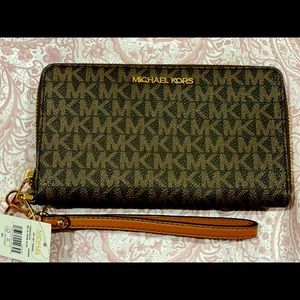 Brand new Michael Kors Jet Set Medium Zip Around Phone Holder Wallet Wristlet
